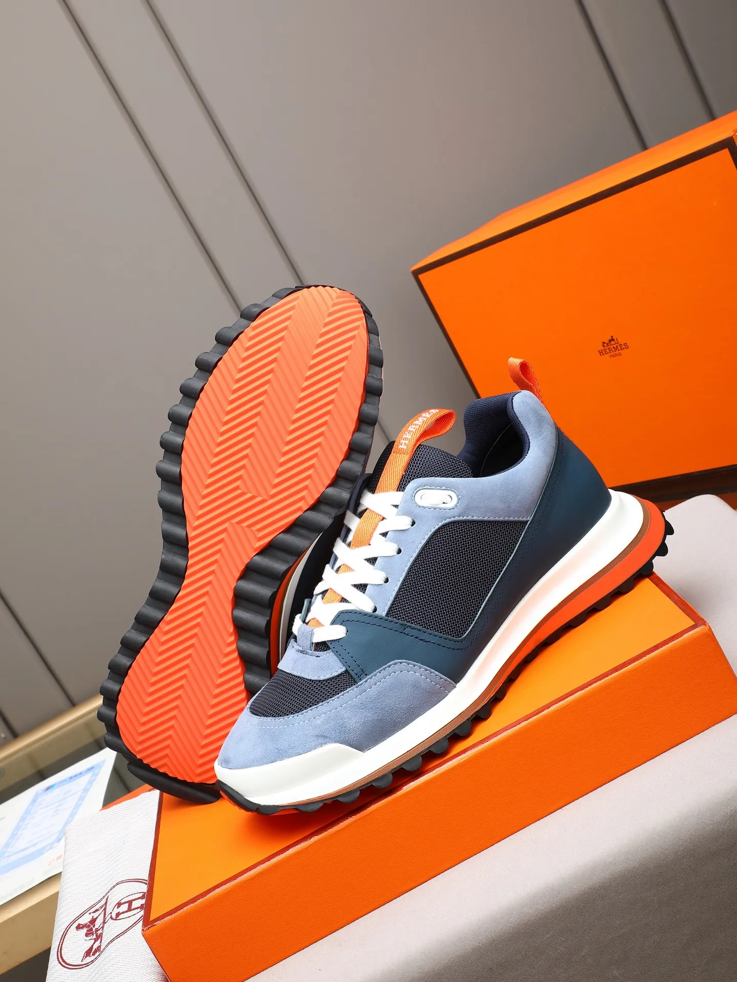 PP680【Hermes】fe new arrival~New Bouncing sneakers are the most comfortable shoes from Hermès. They are extremely light on the feet and look great. You won’t feel tired even when you go shopping and running around. 👍Very light and comfortable. Extremely light. Perfect for both sports and leisure. They feel great when you step on them! It’s up to you to choose, there’s always what you want~ ✔️Fabric: Imported first-layer cowhide ✔️Inner lining: Imported water-dyed cowhide ✔️Outsole: Seamless combination of IP+TPU (multi-color letters) German technology irradiation machine ✔️Code number: Male 38-44 (45 customized)